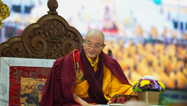 གནས་མཆོག་རྡོ་རྗེ་གདན་ལ་རྒྱལ་ཡོངས་བཀའ་བརྒྱུད་སྨོན་ལམ་ཆེན་མོ་ཚོགས་ཐེངས་སོ་དགུ་པའི་སྔོན་འགྲོའི་གསུང་ཆོས་དབུ་ཚུགས་པ། 