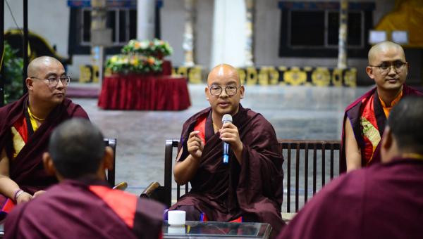 བཀའ་བརྒྱུད་སྨོན་ལམ་ཆེན་མོ་ཐེངས་སོ་དགུ་པའི་ཐོག་བཀའ་བརྒྱུད་དགུན་ཆོས་ཀྱི་ཆ་ཤས་སུ་གྱུར་པའི་རྩོད་གླེང་ཆེན་མོ་གཉིས་པ་འཚོགས་གནང་བ།