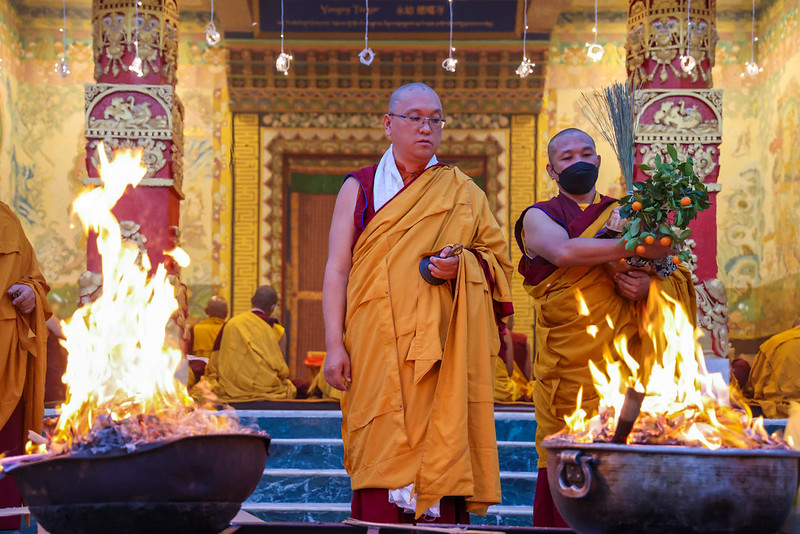 རྒྱལ་ཡོངས་བཀའ་བརྒྱུད་སྨོན་ལམ་ཆེན་མོ་ཐེངས་ ༣༩ པའི་སྐབས་དཔལ་བཅོམ་ལྡན་འདས་མི་འཁྲུགས་པའི་ཆོ་གའི་སྒོ་ནས་བྱང་སྤར་མཛད་པ། 