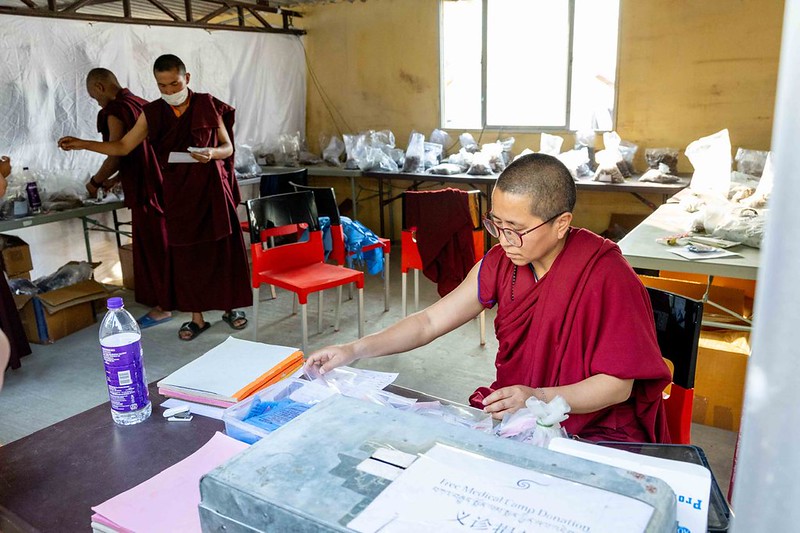 ༄༅། །བཀའ་བརྒྱུད་སྨོན་ལམ་ཆེན་མོའི་སྐབས་༣༩་པའི་རིན་མེད་སྨན་སྦྱིན་མཛད་རིམ།