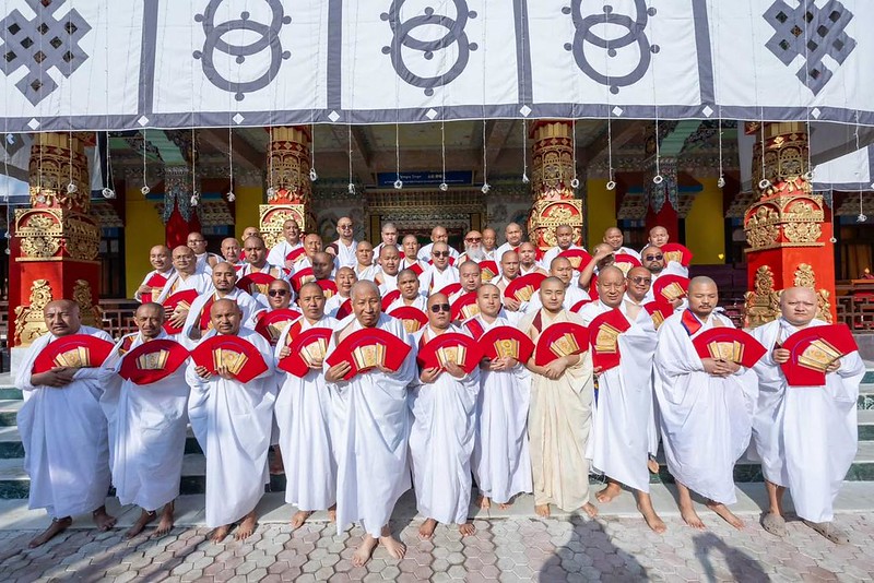 རྒྱལ་ཡོངས་བཀའ་བརྒྱུད་སྨོན་ལམ་ཆེན་མོ་ཐེངས་ ༣༩ པའི་སྐབས་དཔལ་བཅོམ་ལྡན་འདས་མི་འཁྲུགས་པའི་ཆོ་གའི་སྒོ་ནས་བྱང་སྤར་མཛད་པ། 